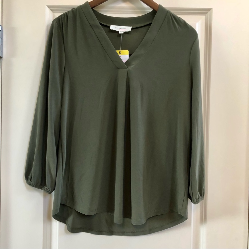BNWT Two by Vince Camuto Olympia Green V-Neck Top